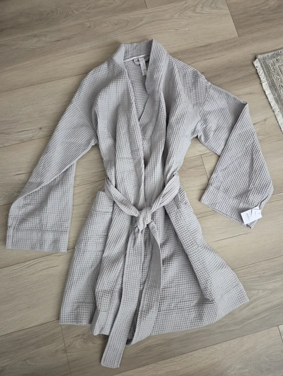 Auden Robe - Picture 2 of 11